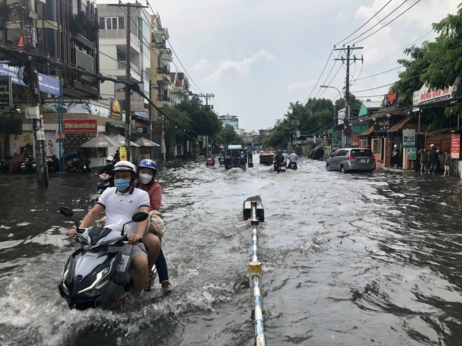 TP.HCM tiep tuc mua lon khi trieu cuong len dinh hinh anh