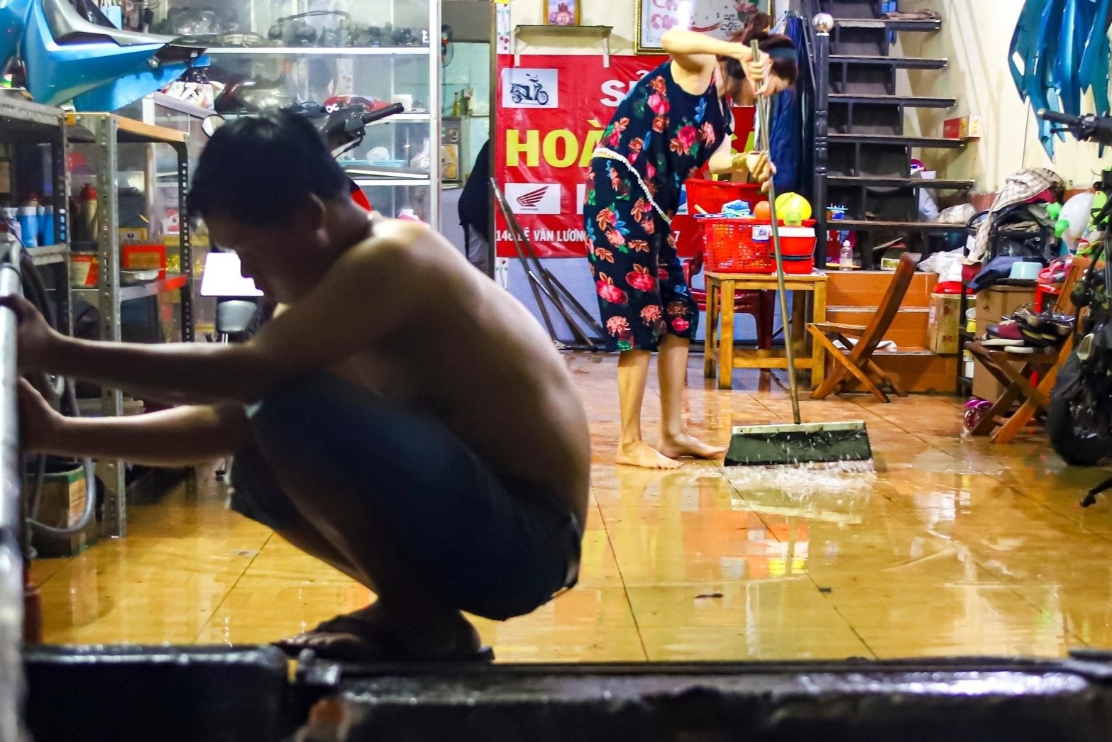 Nguoi dan TP.HCM nang nha 2 m van chiu canh ngap nuoc khi trieu cuong hinh anh