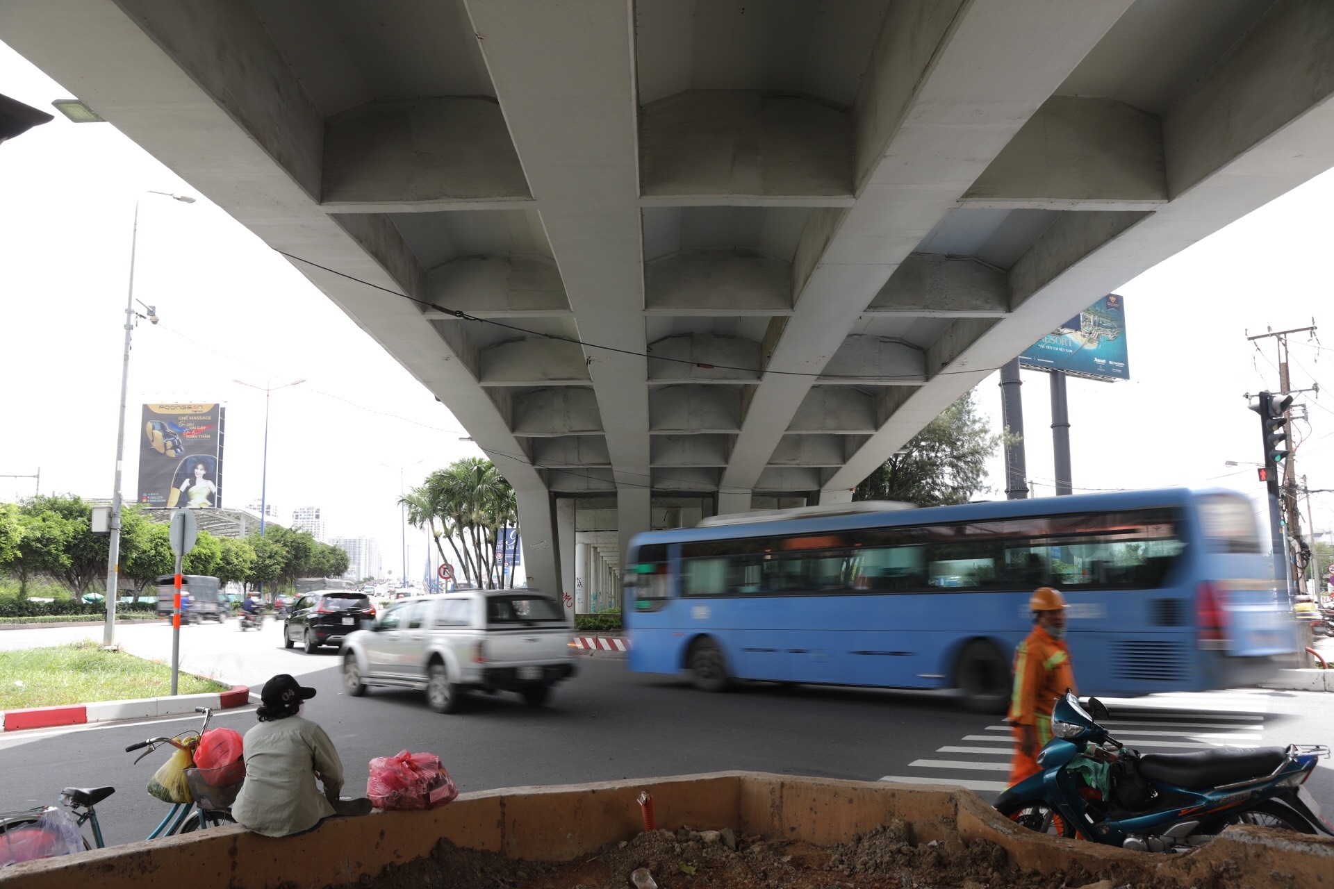 Cam xe qua da cau vuot Nguyen Huu Canh 3 ngay theo khung gio hinh anh