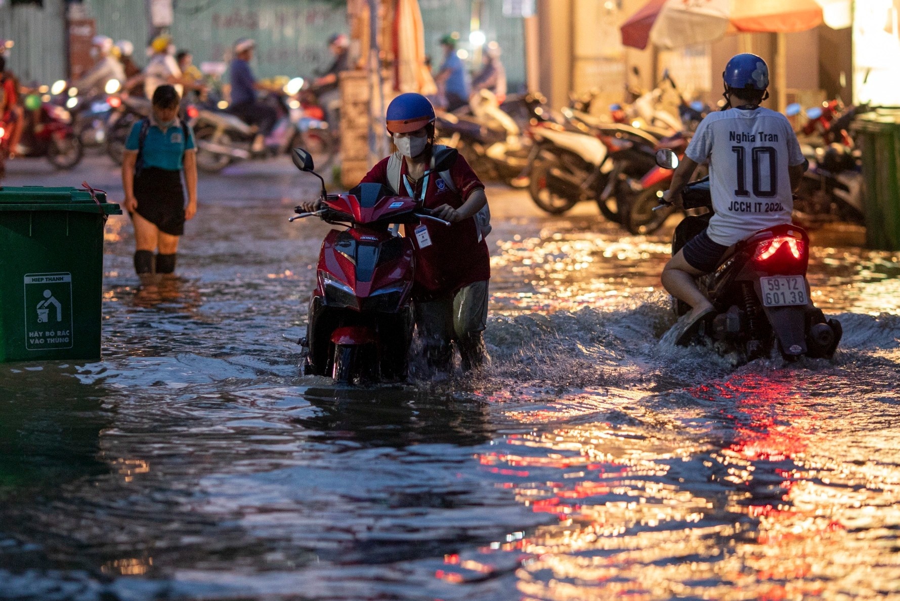 Tra lai khong gian cho nuoc de quan 7 thoat ngap hinh anh