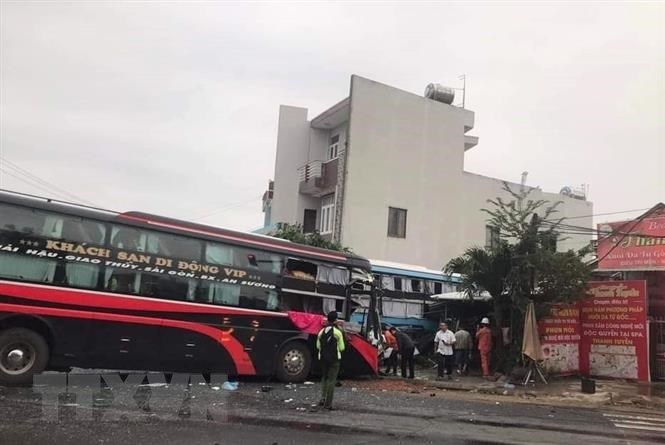 Hai oto khach va cham, mot xe dam vao nha dan o Phu Yen hinh anh