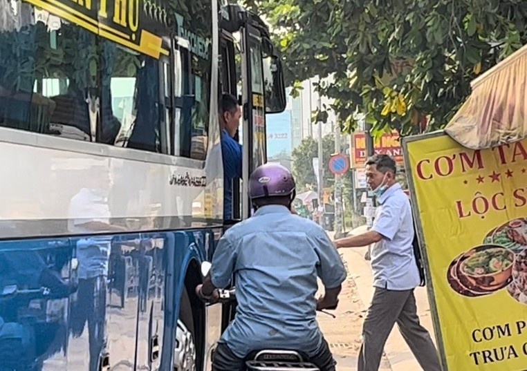 Xe du van tap nap don khach o TP.HCM hinh anh