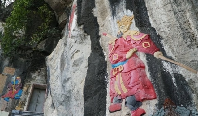 Nguoi to ve, phun son xam hai di tich chua Quan Thanh la ai? hinh anh