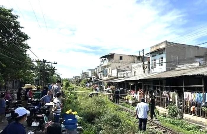 Phat hien thi the nam gioi dut mot chan giua duong ray xe lua hinh anh