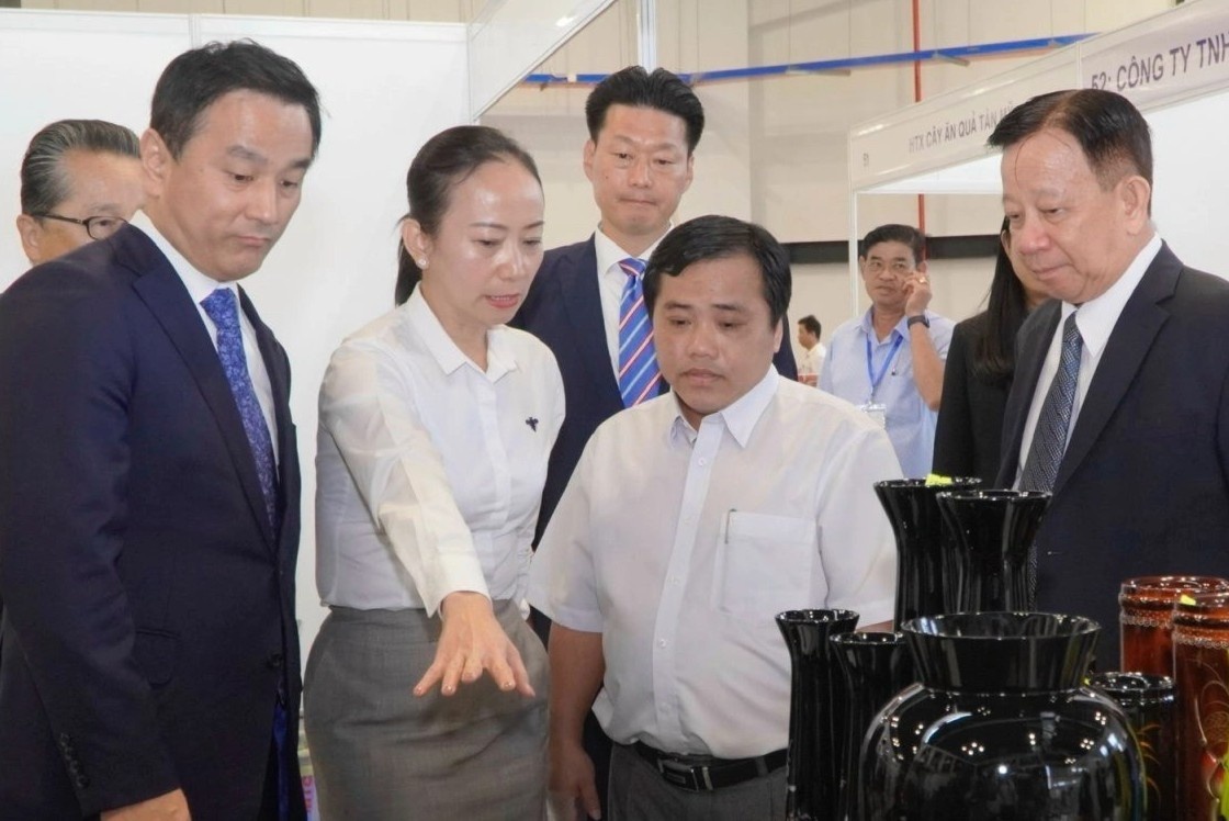 Dai bieu Nhat Ban tham quan he sinh thai doi moi sang tao o Binh Duong hinh anh