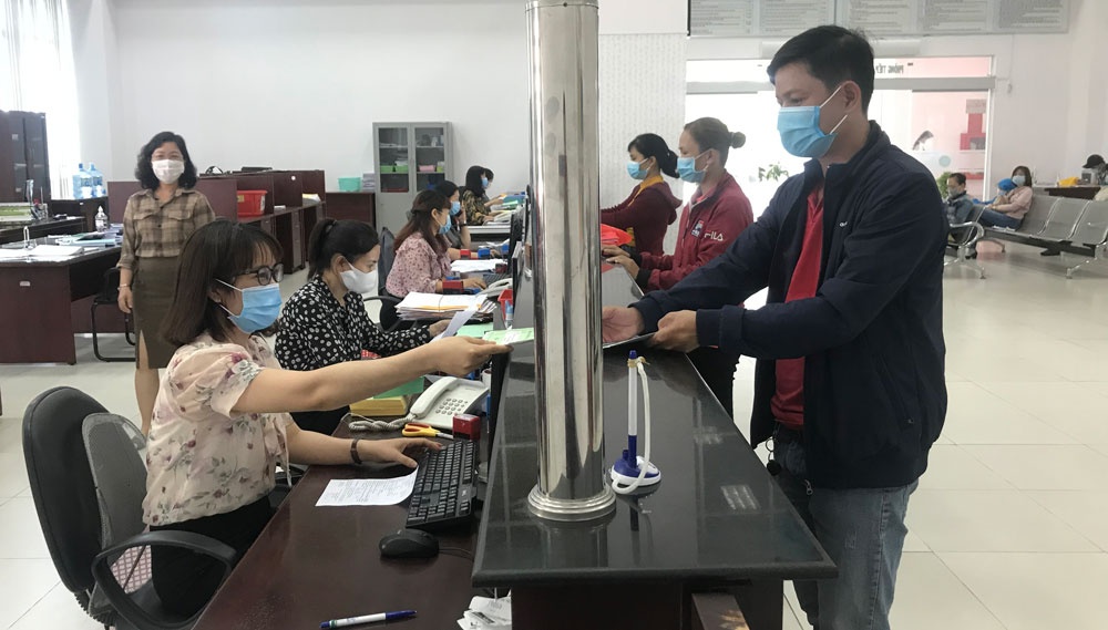 Nguoi dan co the dat truoc lich lam viec voi BHXH Binh Duong hinh anh