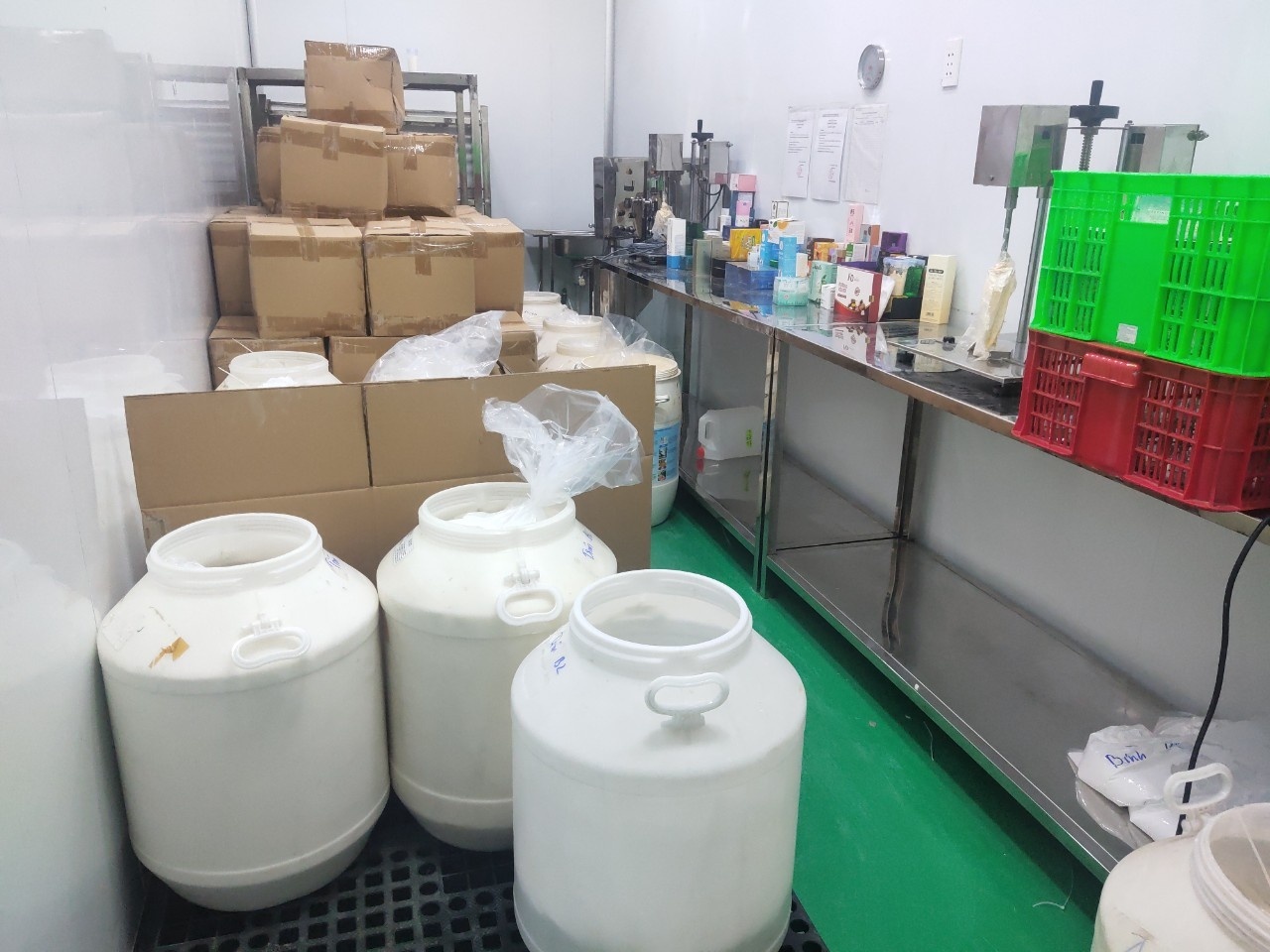 Hang nghin hop my pham gia nhan mac nuoc ngoai o TP.HCM bi niem phong hinh anh