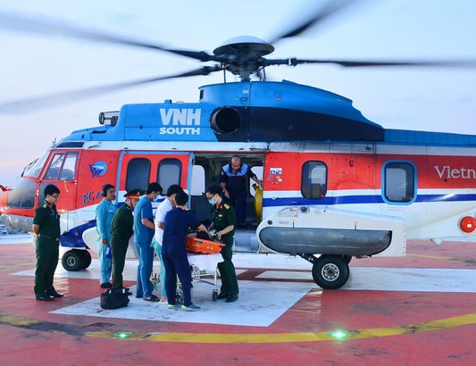 Truc thang dua quan nhan bi soc mat mau tu Song Tu Tay ve dat lien hinh anh