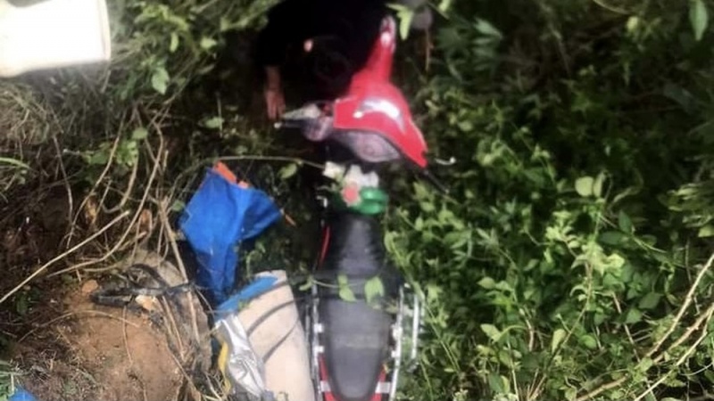 Phat hien thi the nguoi ban muoi duoi ho nuoc ven duong hinh anh