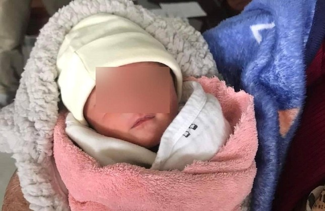 Nghi van nguoi me con di hoc, sinh con roi bo trong nha hoang hinh anh