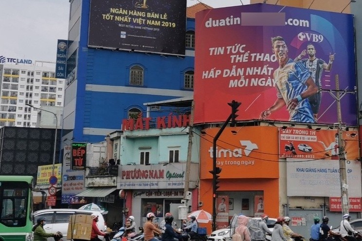 TP.HCM chua thong nhat don vi quan ly tru quang cao o cong vien hinh anh