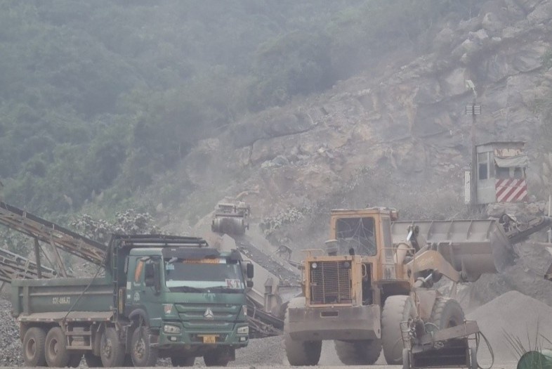 Lat may muc tai mo da o Nghe An, mot cong nhan bi thuong nang hinh anh