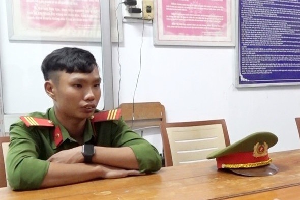 Thanh nien gia cong an de ra oai, dan duong cho xe cuu thuong hinh anh