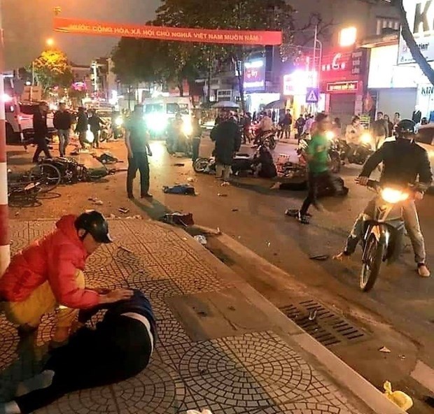 Oto gay tai nan lien hoan, 2 nguoi chet hinh anh