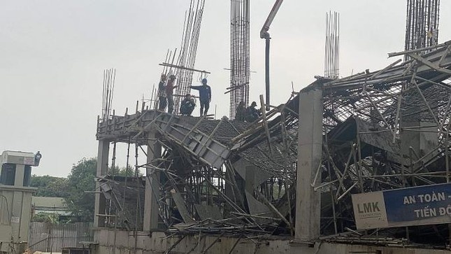 Sap san be tong tai trung tam thuong mai dang thi cong hinh anh