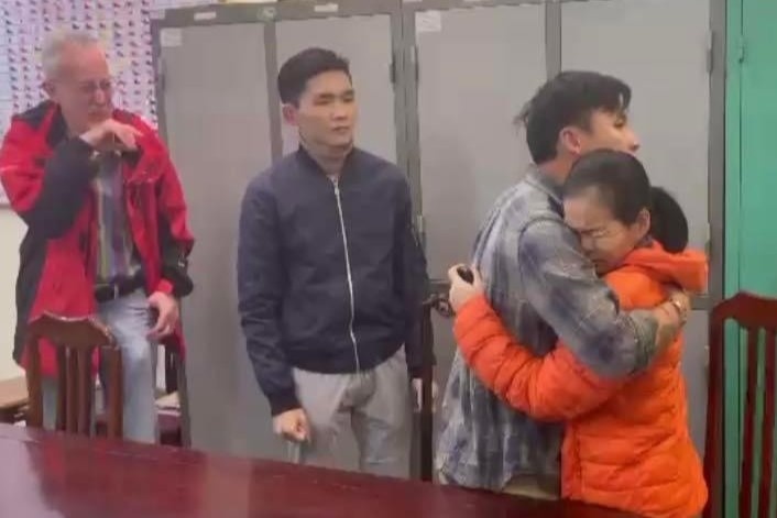 Tim thay gia dinh cho thanh nien quoc tich My nho du lieu dan cu hinh anh