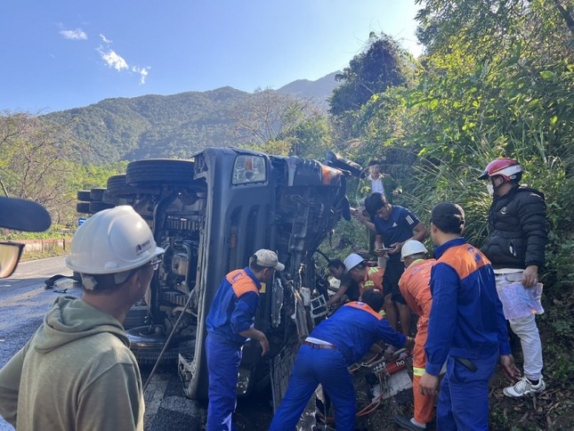 Xe bon cho dau lat nhao tren deo Hai Van, tai xe mac ket trong cabin hinh anh