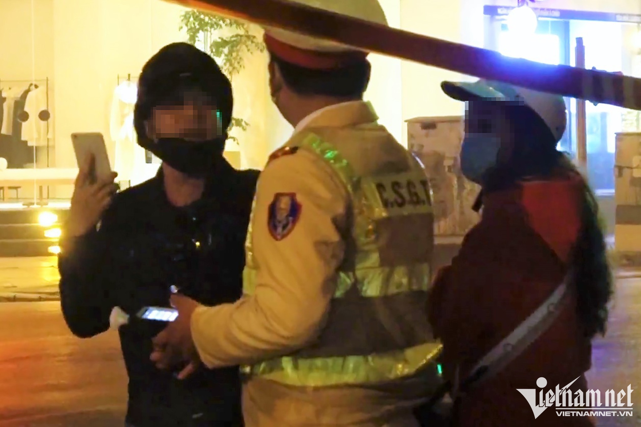 Tai xe vi pham nong do con het goi giai cuu lai ly le 'toi van tinh' hinh anh