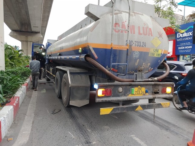 Hai nguoi di xe may thuong vong sau va cham xe bon hinh anh