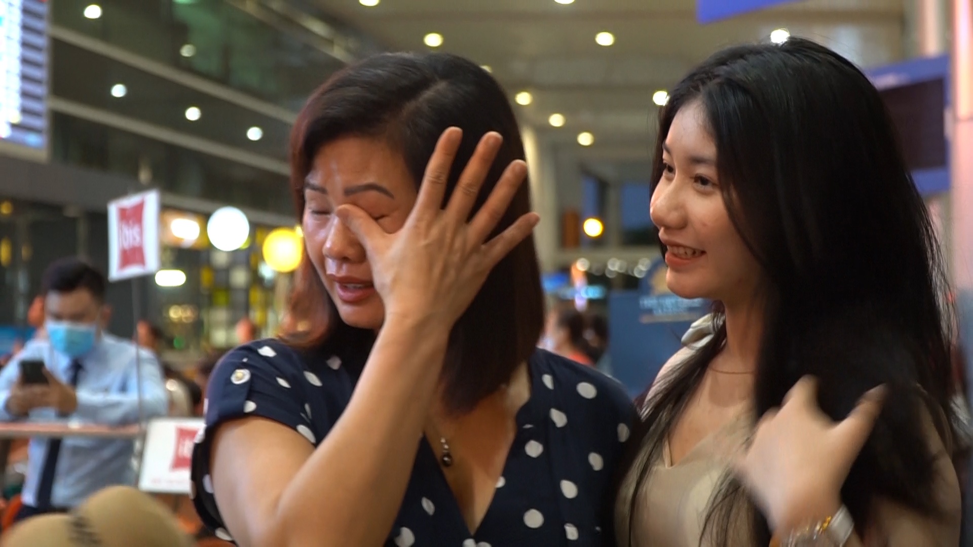 Viet kieu roi nuoc mat khi may bay dap xuong Tan Son Nhat hinh anh