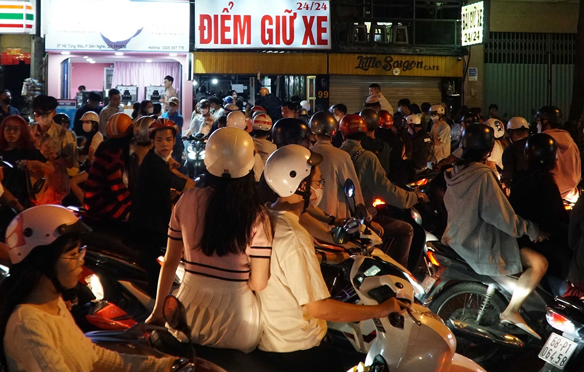 Chat vat tim bai gui xe choi Tet hinh anh