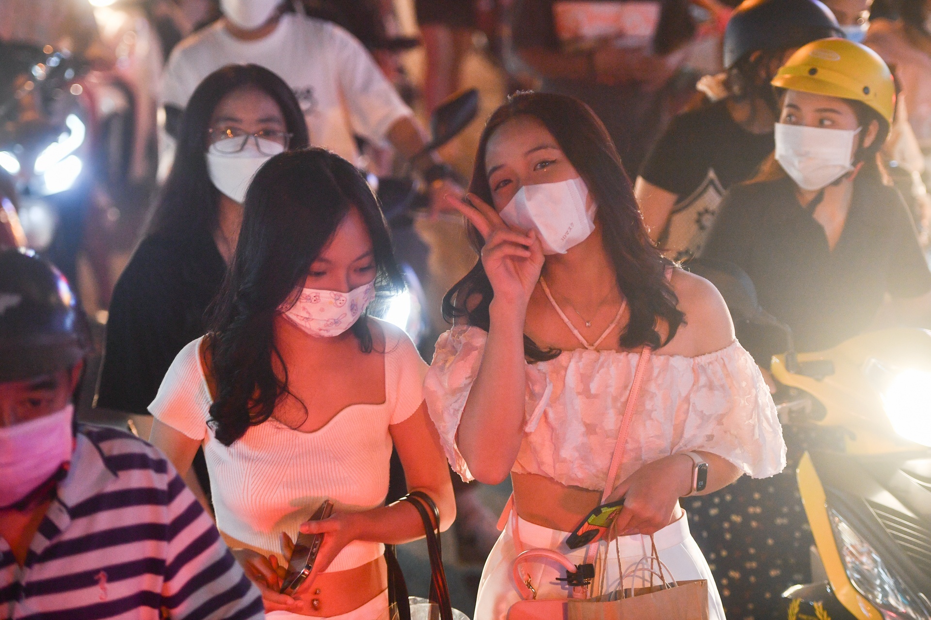 Nhieu nguoi khong the chen chan don nam moi o pho di bo Nguyen Hue hinh anh