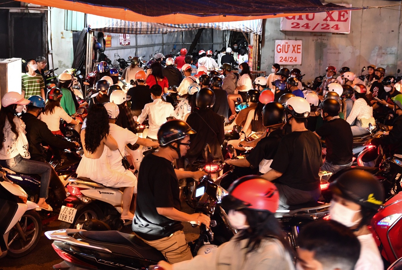 Tra tien gap ba, van khong gui duoc xe de vao pho di bo Nguyen Hue hinh anh