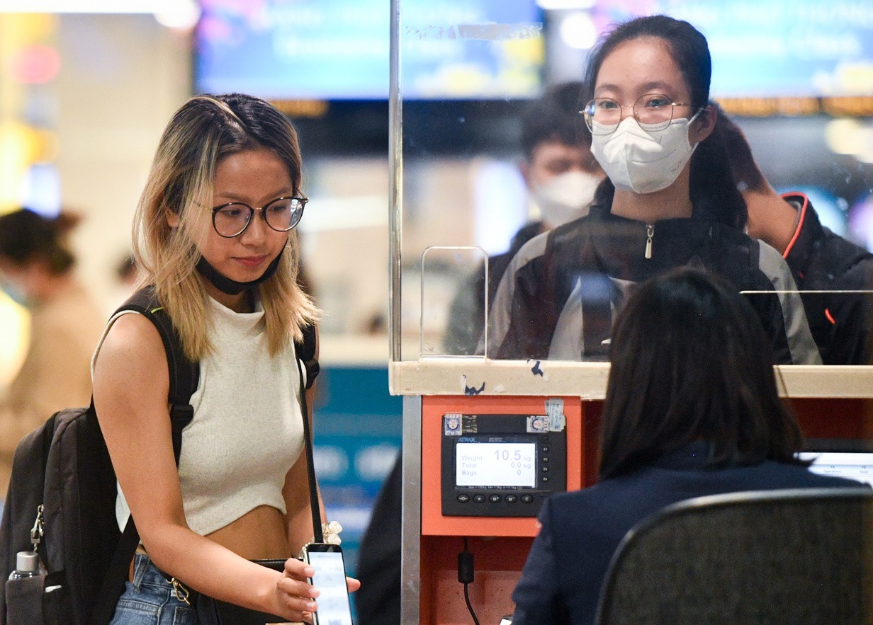 So tre chuyen, hanh khach den Tan Son Nhat truoc luc check-in 4 gio hinh anh