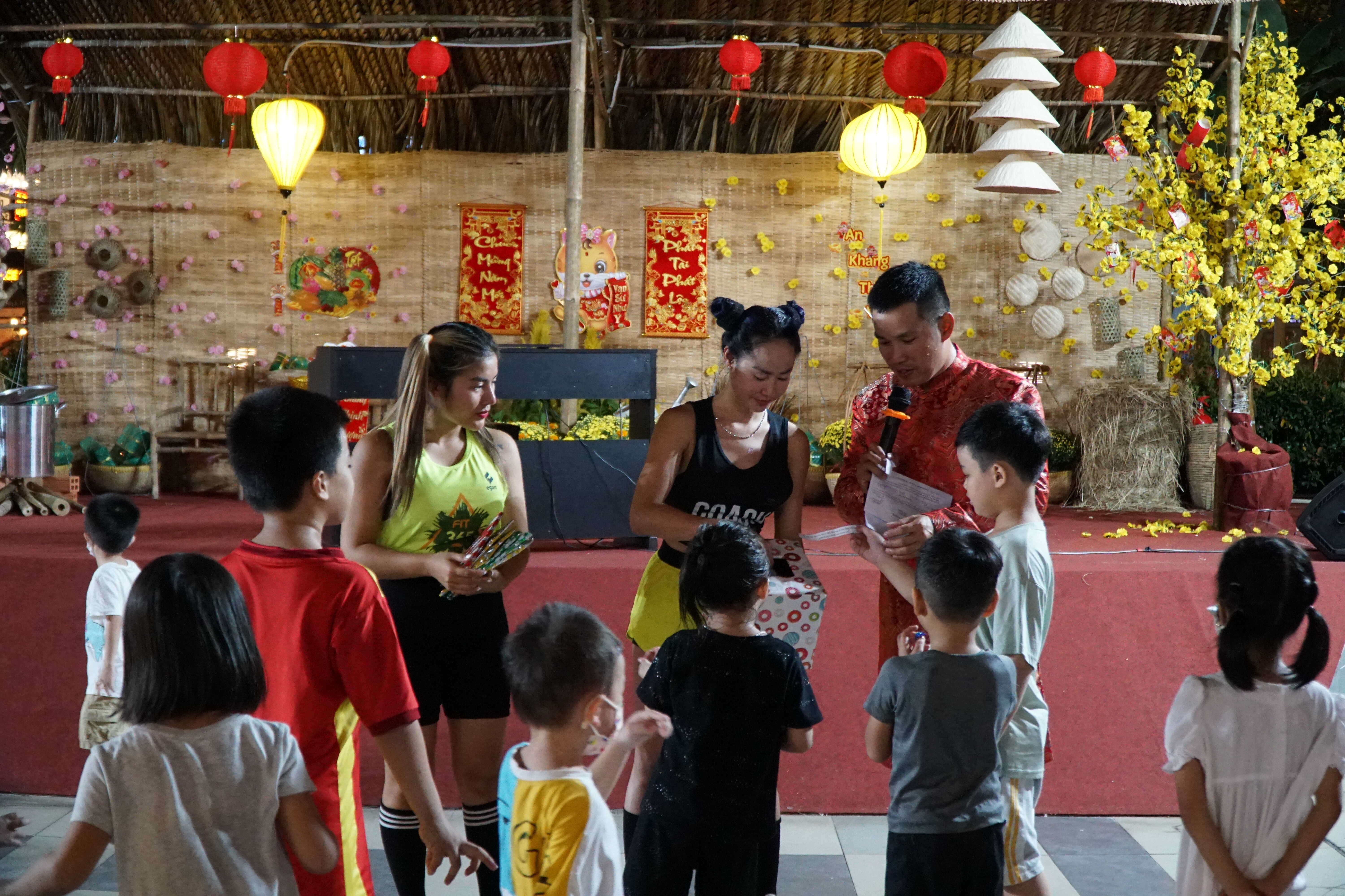 Chung cu cao cap o TP.HCM tung bung to chuc le hoi don Xuan Quy Mao hinh anh