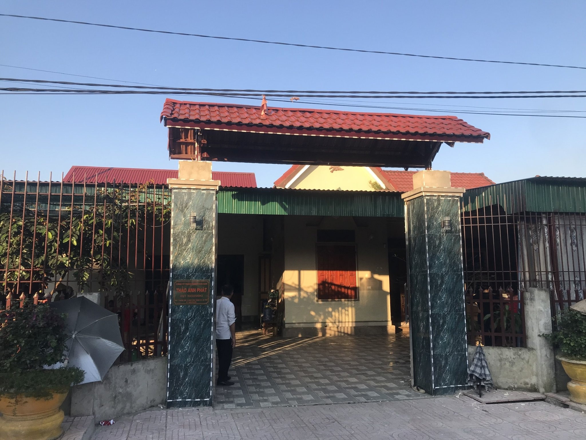 Lap den trang tri Tet, nam thanh nien bi dien giat tu vong hinh anh