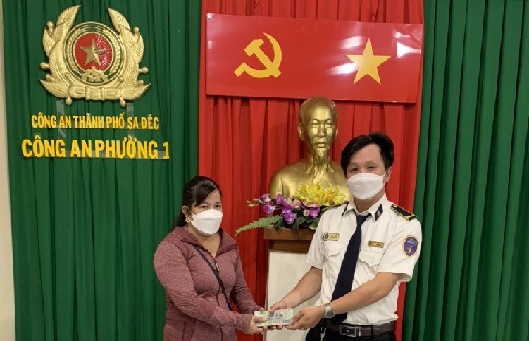 Nhat duoc 100 trieu dong, bao ve sieu thi tra cho nguoi danh roi hinh anh