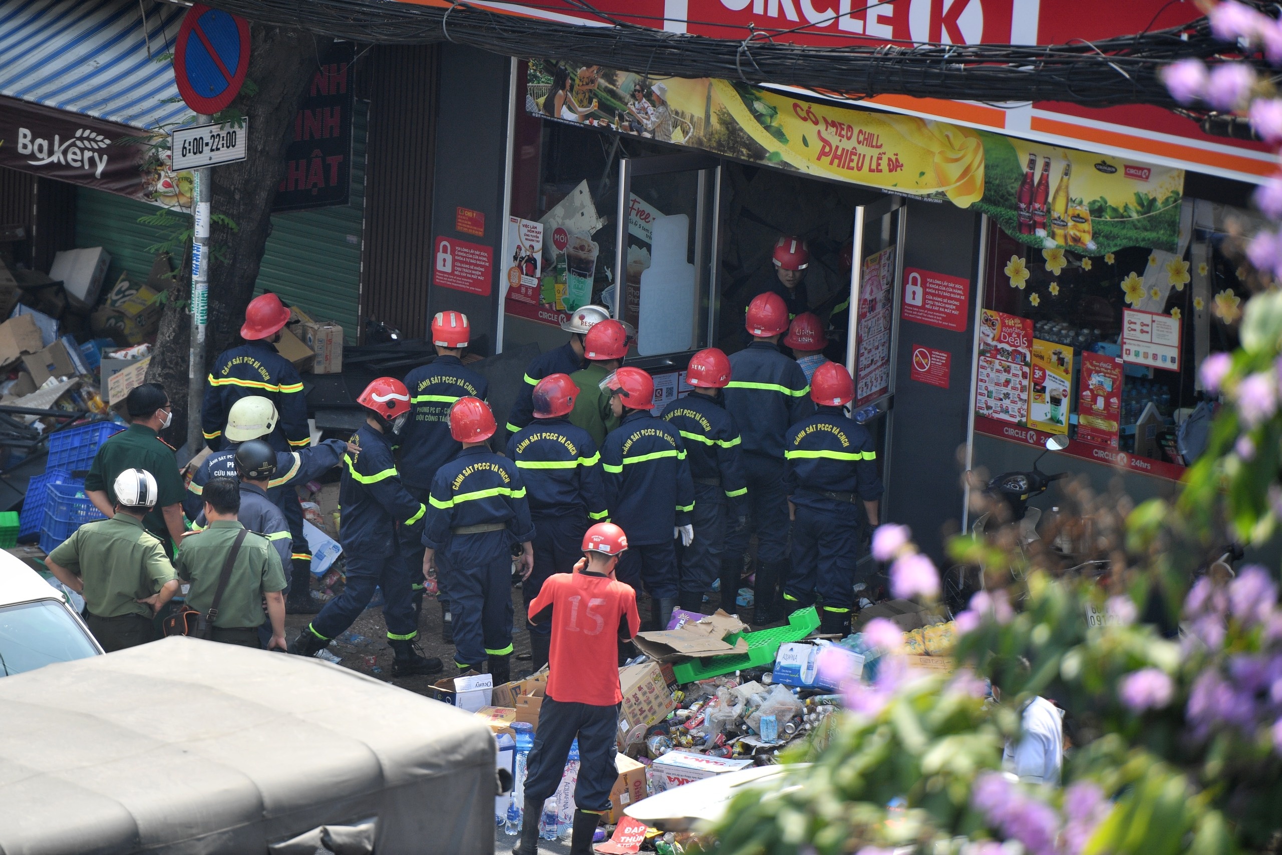 Nhan chung ke khoanh khac cua hang Circle K bi sap hinh anh