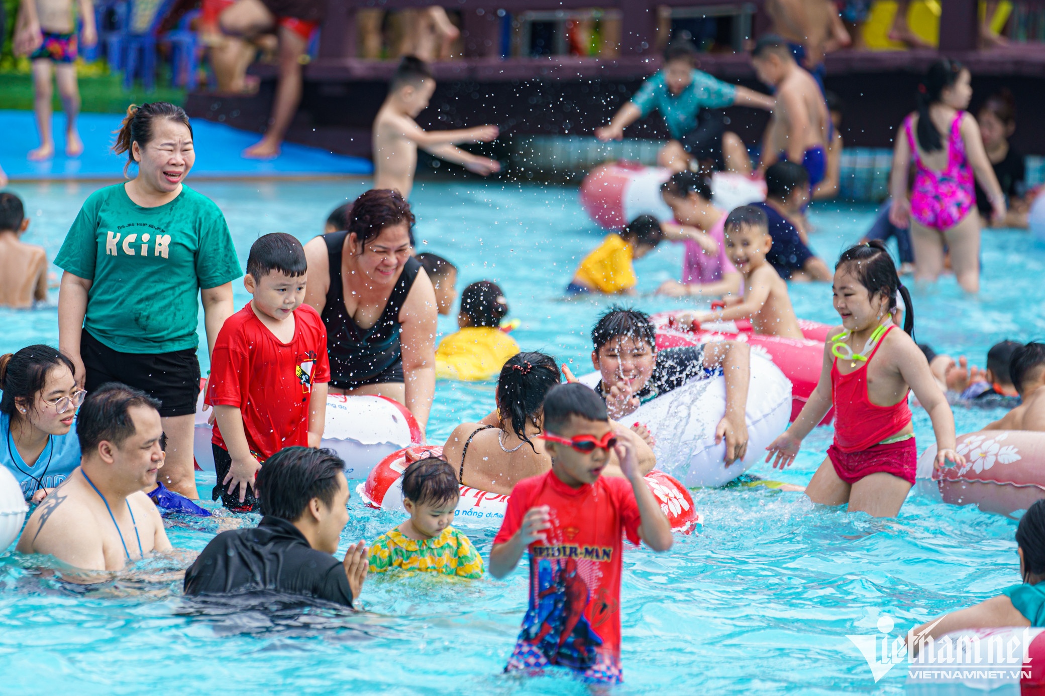 Nguoi TP.HCM boi giai nhiet ngay mung 2 Tet o cong vien nuoc Dam Sen hinh anh