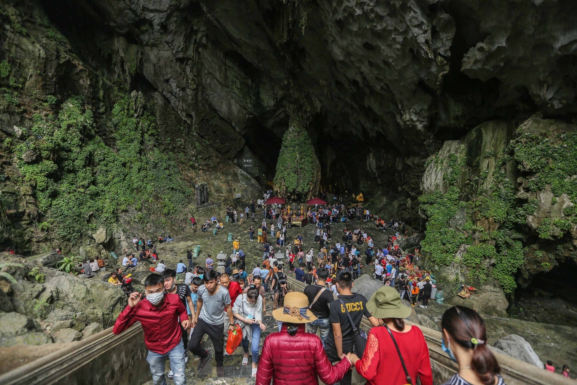 Chua Huong don hon 2 van khach ngay mung 2 Tet hinh anh