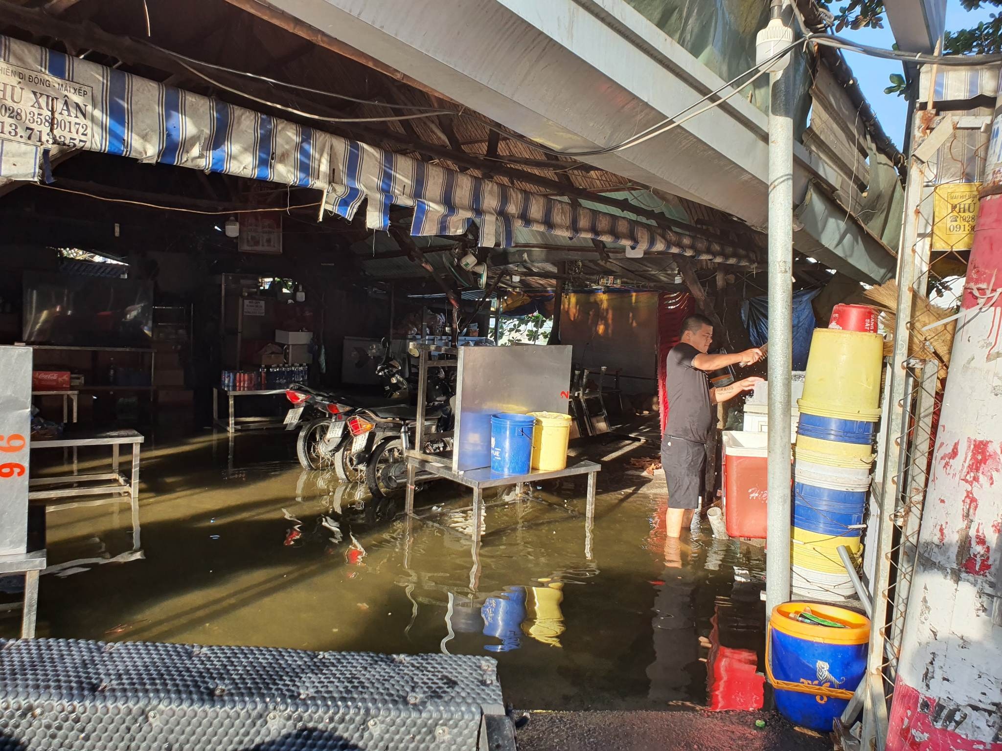 Nhieu nha dan o TP.HCM ngap sau do trieu cuong hinh anh