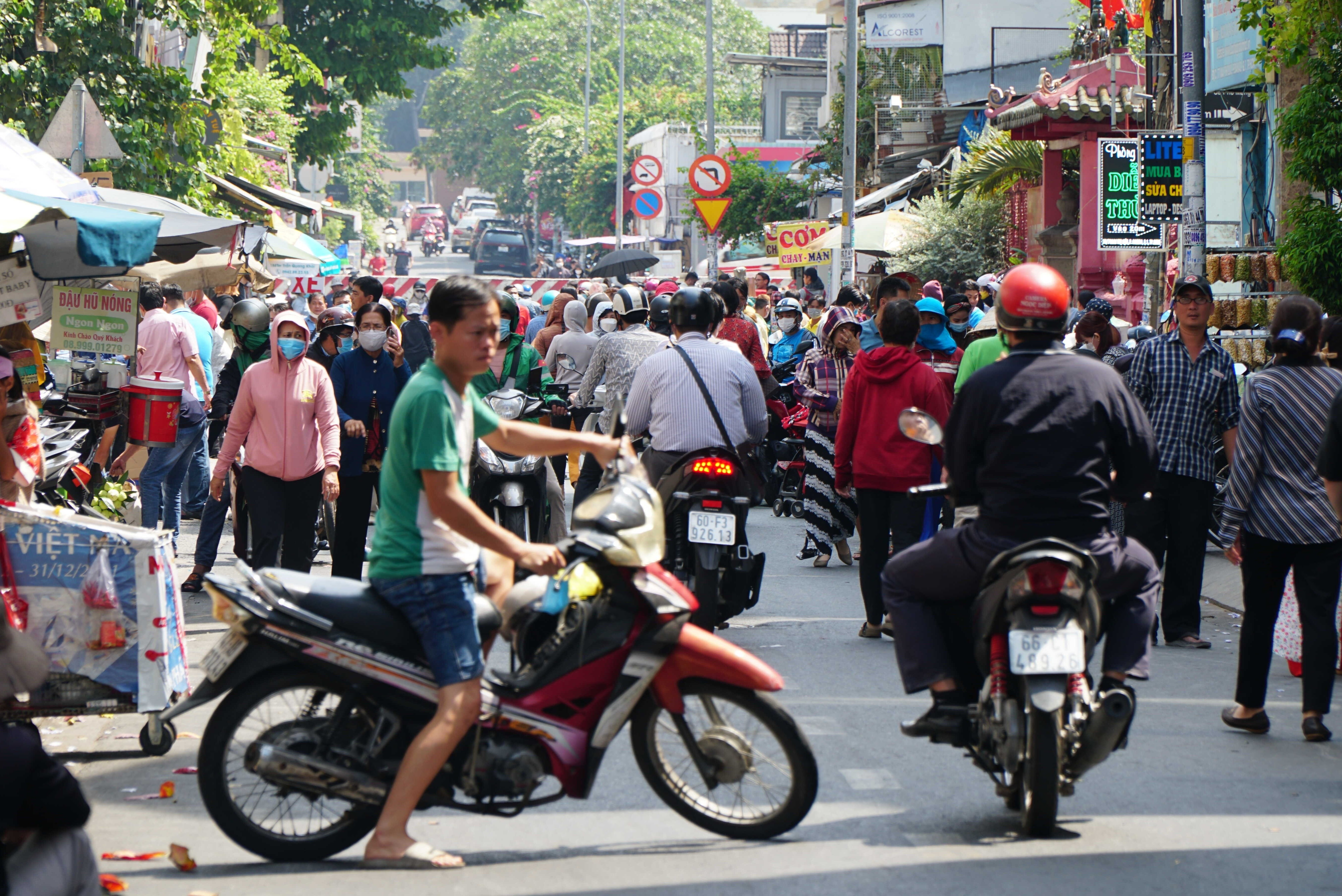 Di 4 diem moi tim duoc cho gui xe khi vieng chua Ngoc Hoang hinh anh
