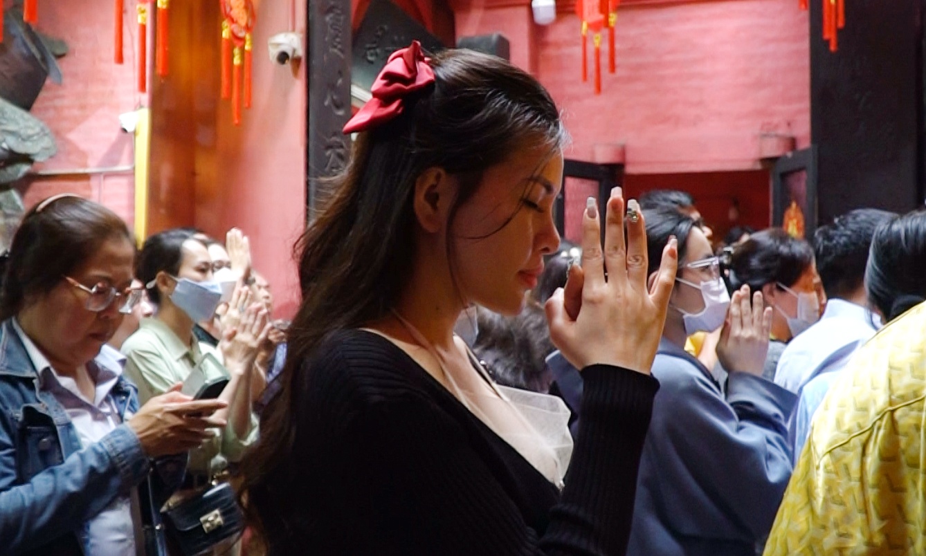 Gioi tre TP.HCM chen chan cau duyen o chua Ngoc Hoang hinh anh