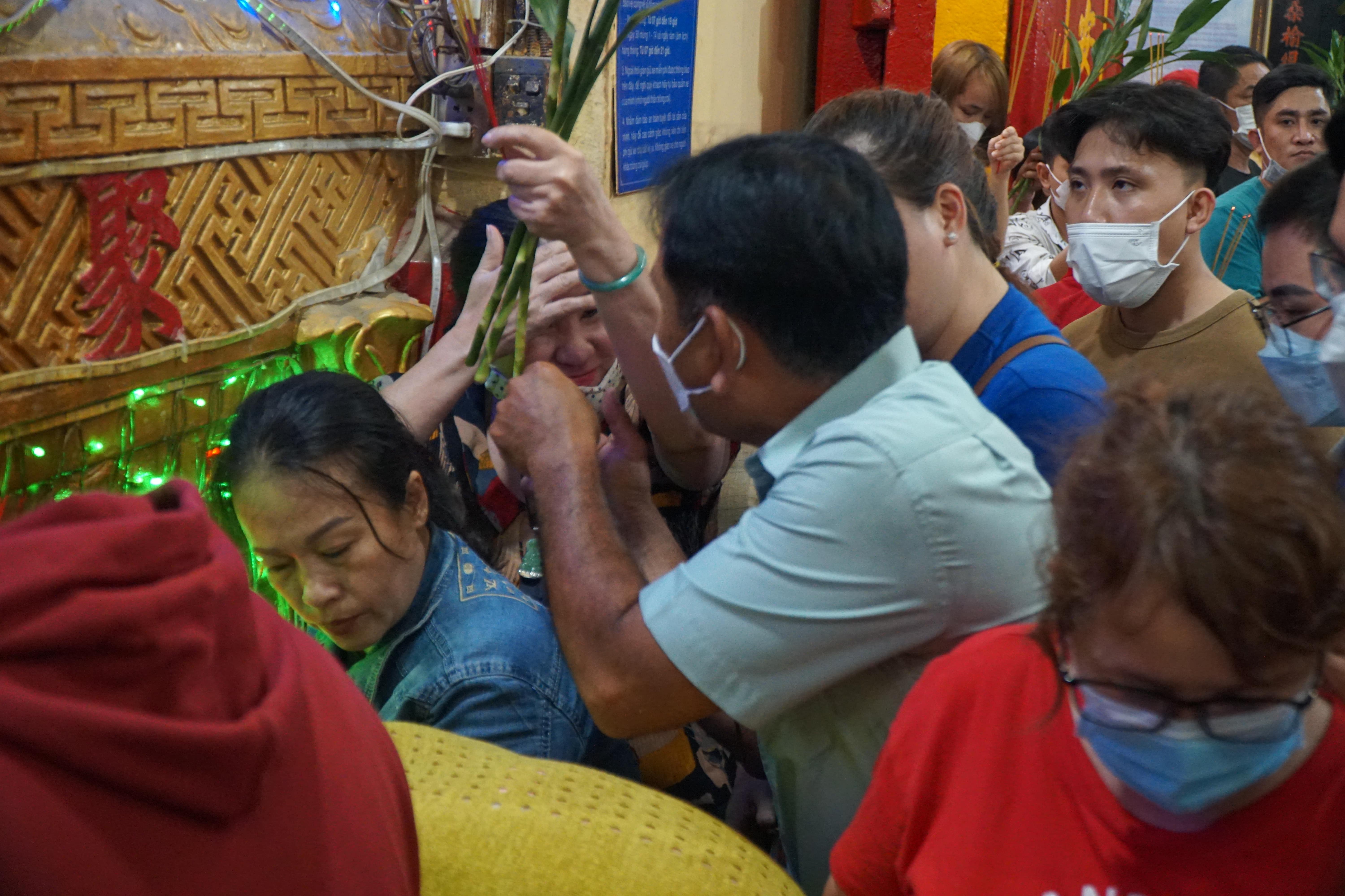 Tranh nhau vet tro truoc chanh dien chua Ba o Binh Duong hinh anh