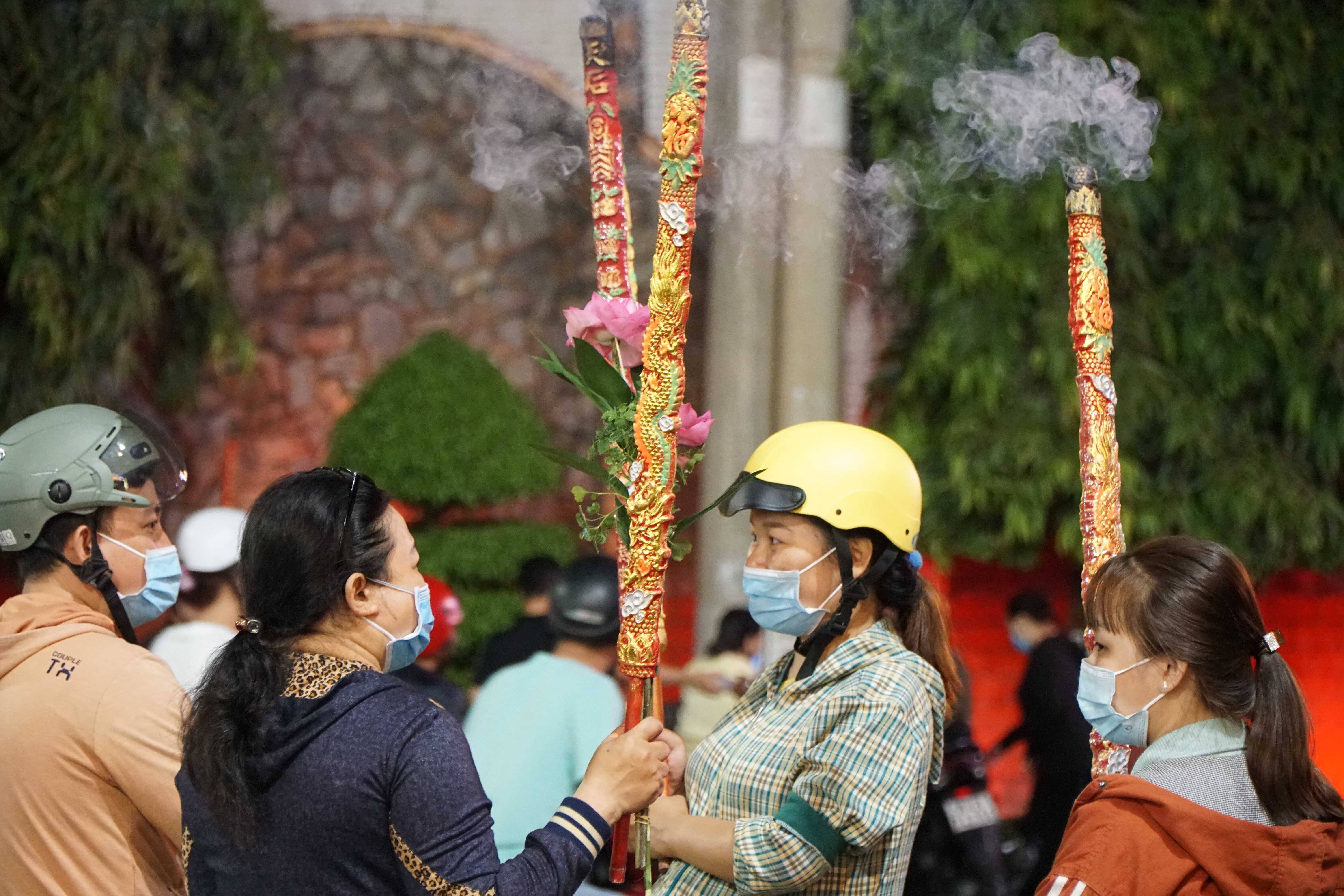 Dua nhau dung nhang khong lo xin lua tu chua Ba Binh Duong hinh anh