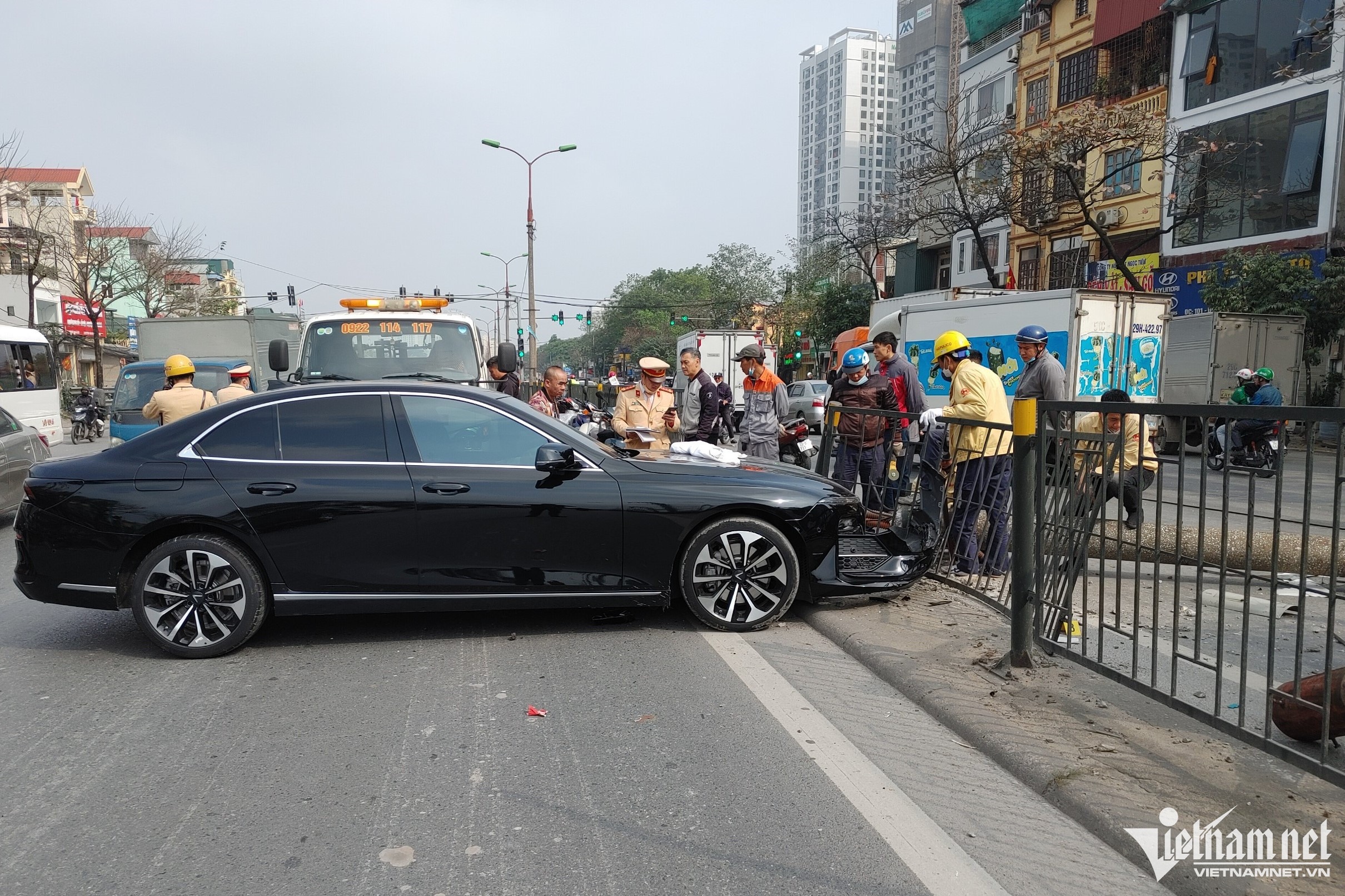 Oto mat lai dam cot dien do ngang duong o Ha Noi hinh anh