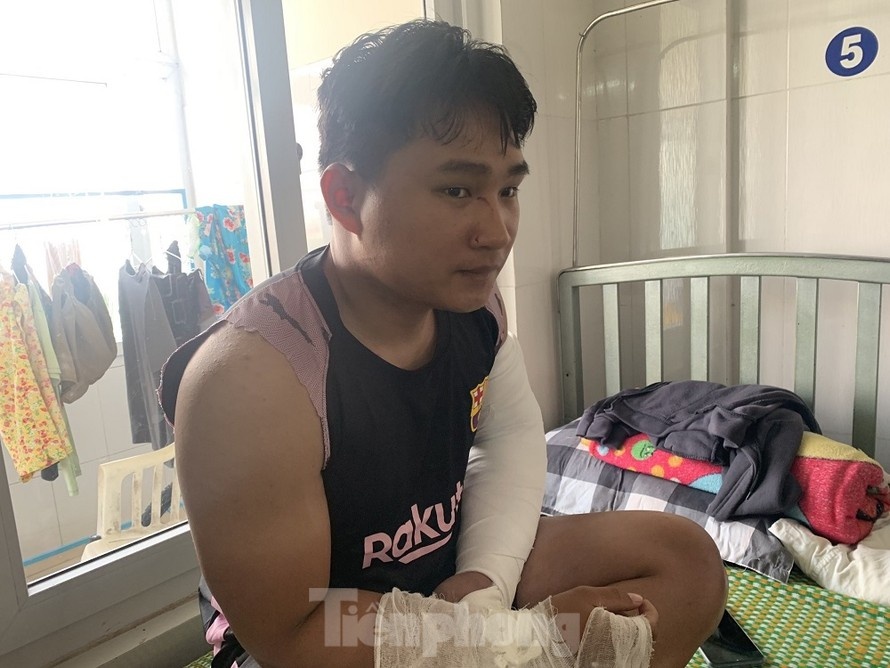 Vo chong khach hang dung tuyp sat, ghe inox danh gay hai tay shipper hinh anh