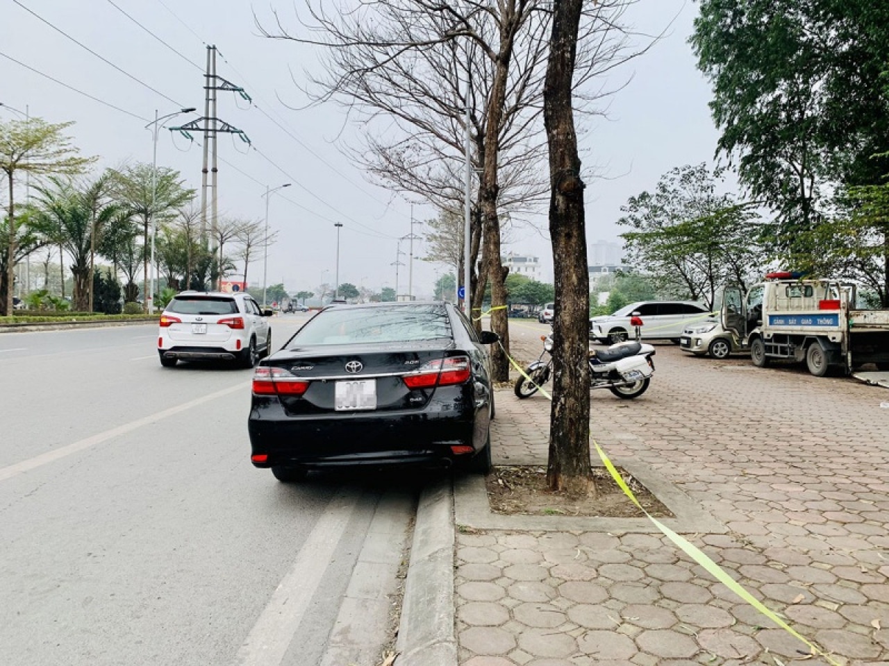 Lai xe Camry vi pham nong do con, run ray lo GPLX mua tren mang hinh anh