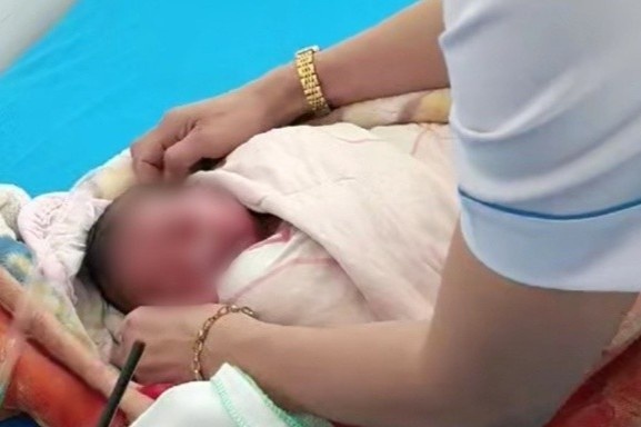 Be trai so sinh con nguyen day ron bi bo roi truoc nha dan o Kon Tum hinh anh