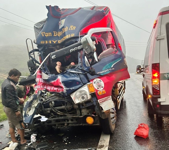 Tong vao xe tai do ven duong, hai anh em ruot trong thuong hinh anh