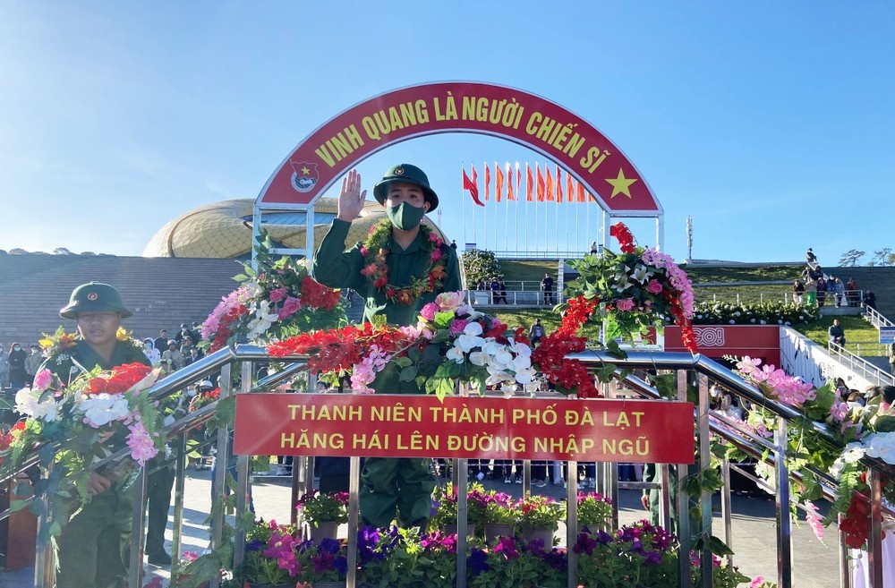 Khong chap hanh lenh goi nhap ngu, 2 thanh nien bi phat 125 trieu dong hinh anh