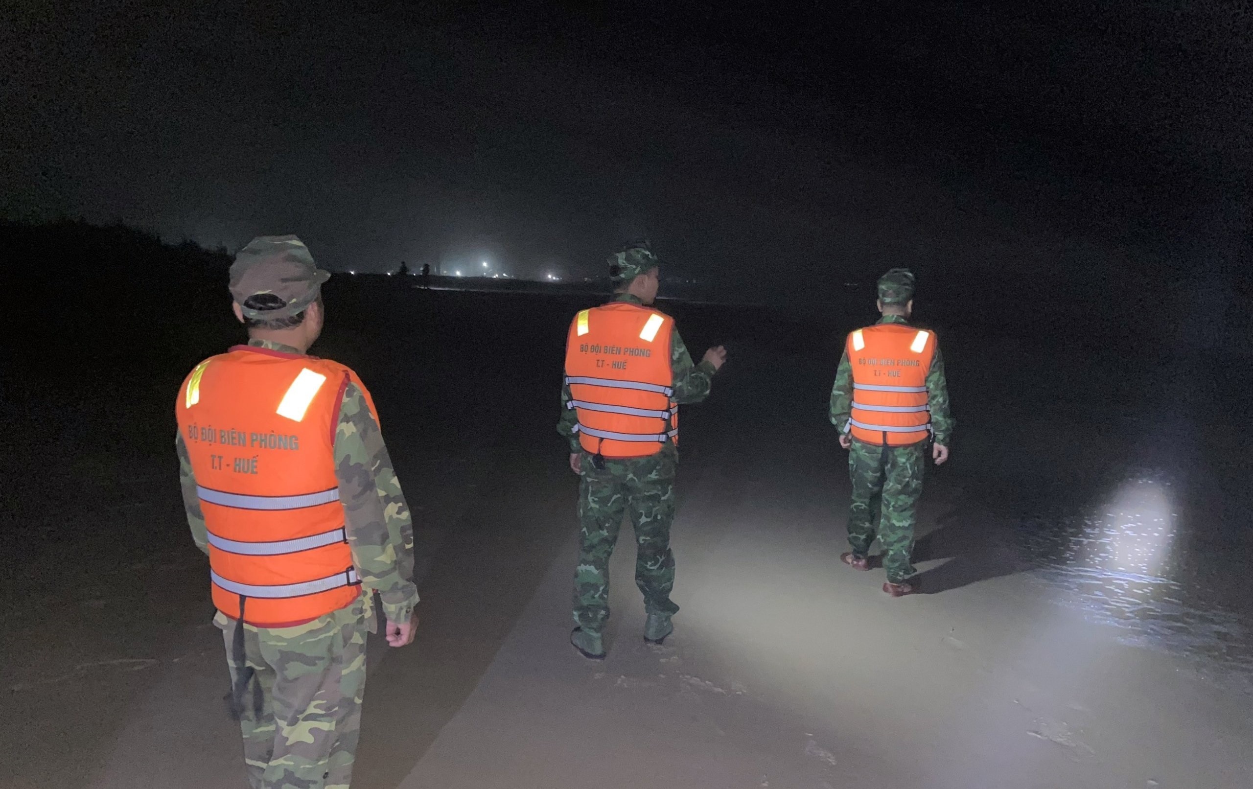 Tim thay thi the thuyen vien vu chim tau 3 nguoi gap nan o Hue hinh anh