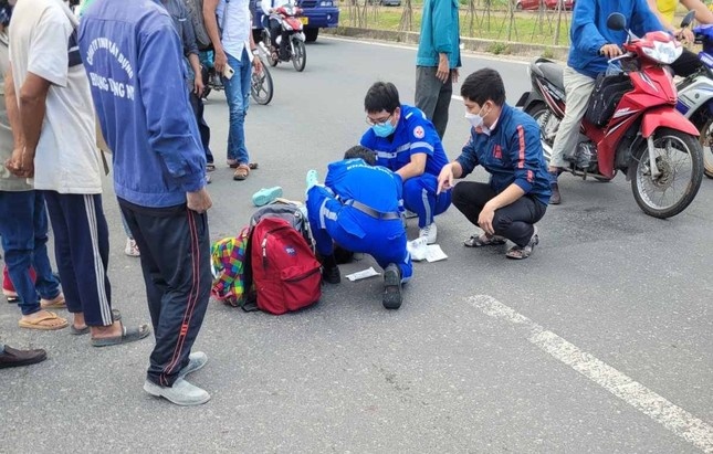 Nho cong dong mang cung cap hinh anh vu xe Mercedes tong chet nguoi hinh anh