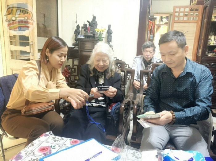 Khach bat can quen ca chuc trieu dong tren xe buyt hinh anh