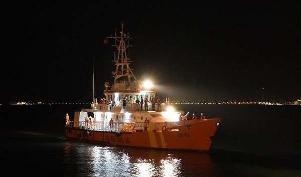 Tau hang chim tren vung bien Binh Thuan, 2 nguoi mat tich hinh anh