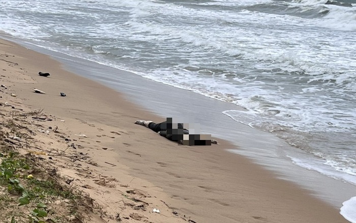 Thi the nguoi dan ong nuoc ngoai troi dat vao bo bien Thanh Hoa hinh anh